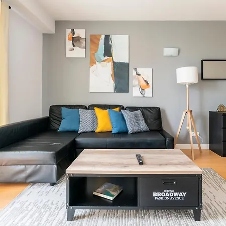 Bright & Spacious 2 Bed Flat 2 Bath W Garage In Marina Apartment *