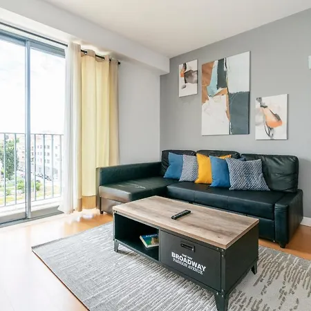 Bright & Spacious 2 Bed Flat 2 Bath W Garage In Marina *