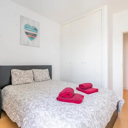 Bright & Spacious 2 Bed Flat 2 Bath W Garage In Marina