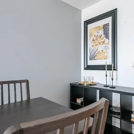 Bright & Spacious 2 Bed Flat 2 Bath W Garage In Marina * Lagos