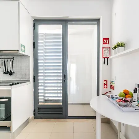 Bright & Spacious 2 Bed Flat 2 Bath W Garage In Marina Apartment *
