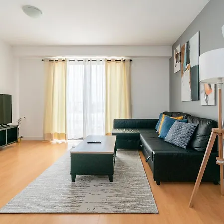 Bright & Spacious 2 Bed Flat 2 Bath W Garage In Marina *