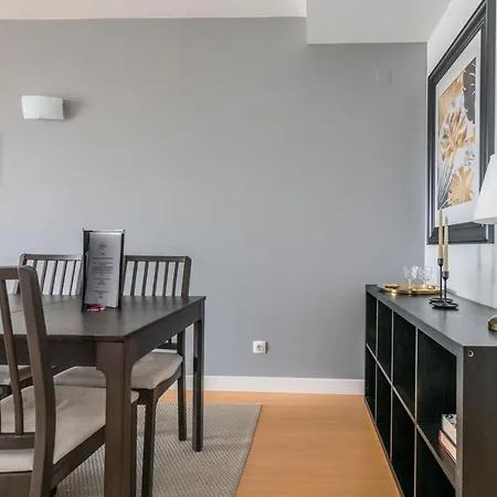 Bright & Spacious 2 Bed Flat 2 Bath W Garage In Marina *