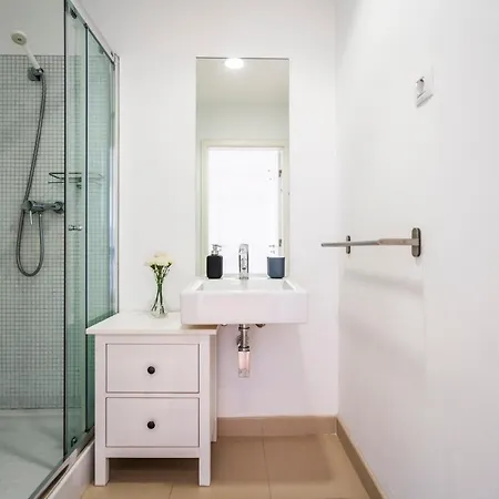Bright & Spacious 2 Bed Flat 2 Bath W Garage In Marina