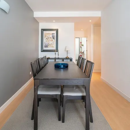 Bright & Spacious 2 Bed Flat 2 Bath W Garage In Marina * Lagos