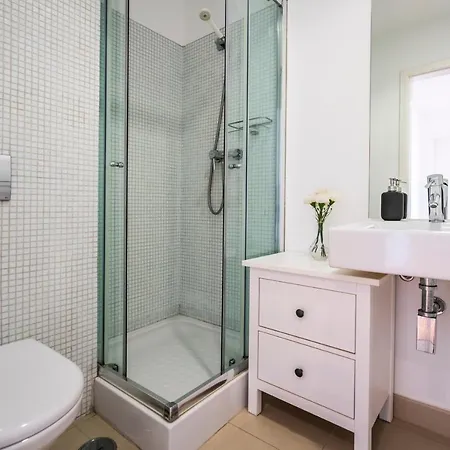 Bright & Spacious 2 Bed Flat 2 Bath W Garage In Marina